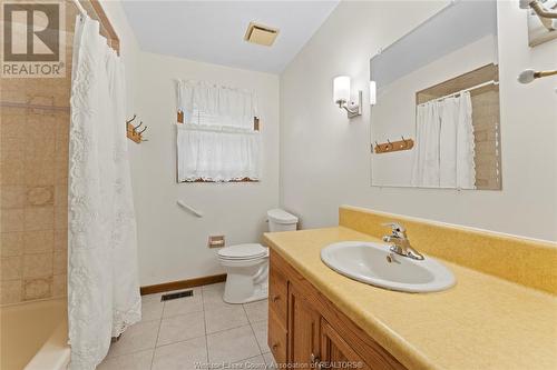 614 County Rd 8, Kingsville, ON - Indoor Photo Showing Bathroom