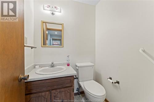 614 County Rd 8, Kingsville, ON - Indoor Photo Showing Bathroom