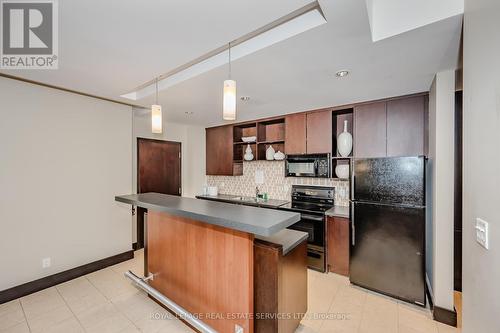 302 - 80 Port Street E, Mississauga, ON - Indoor Photo Showing Kitchen