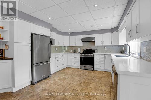 11 Vision Place, Hamilton, ON - Indoor Photo Showing Kitchen