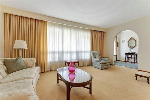 36 Dallas Avenue, Hamilton, ON - Indoor Photo Showing Living Room