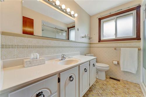 36 Dallas Avenue, Hamilton, ON - Indoor Photo Showing Bathroom