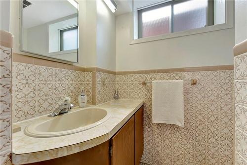 36 Dallas Avenue, Hamilton, ON - Indoor Photo Showing Bathroom