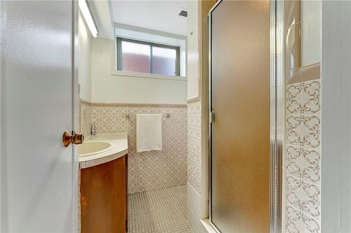 36 Dallas Avenue, Hamilton, ON - Indoor Photo Showing Bathroom