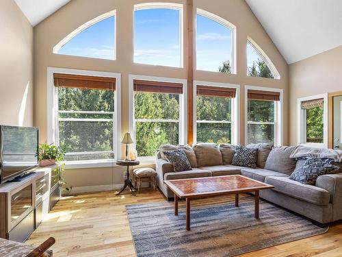 609 Wild Rose Drive, Merritt, BC - Indoor Photo Showing Living Room