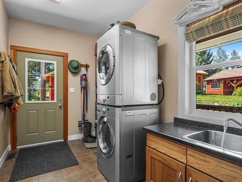 609 Wild Rose Drive, Merritt, BC - Indoor Photo Showing Laundry Room