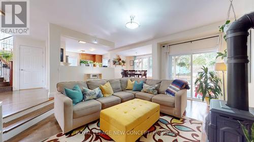 15 James Avenue, Wasaga Beach, ON - Indoor Photo Showing Living Room