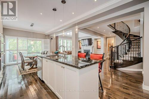 341 Admiral Drive, Oakville, ON - Indoor Photo Showing Kitchen With Double Sink With Upgraded Kitchen