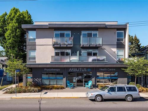 204-1515 Redfern St, Victoria, BC - Outdoor