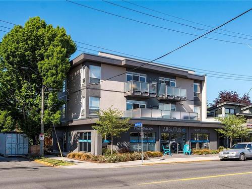 204-1515 Redfern St, Victoria, BC - Outdoor