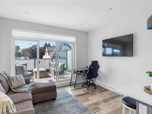 204-1515 Redfern St, Victoria, BC - Indoor Photo Showing Living Room