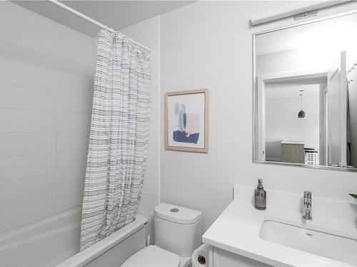 204-1515 Redfern St, Victoria, BC - Indoor Photo Showing Bathroom