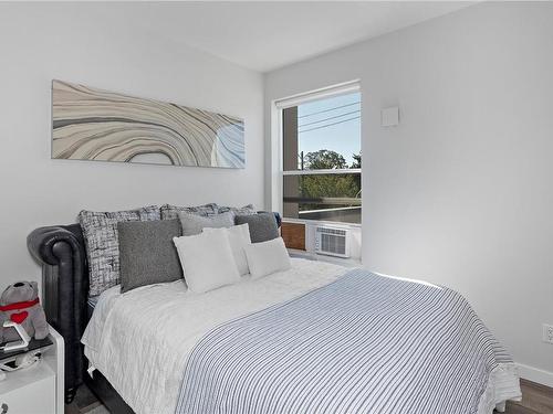 204-1515 Redfern St, Victoria, BC - Indoor Photo Showing Bedroom