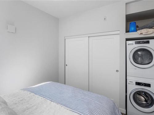204-1515 Redfern St, Victoria, BC - Indoor Photo Showing Laundry Room