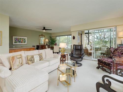 402-2920 Cook St, Victoria, BC - Indoor Photo Showing Living Room