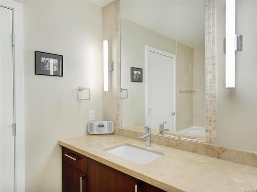 808-379 Tyee Rd, Victoria, BC - Indoor Photo Showing Bathroom