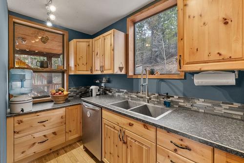 1809 Cardinal Creek Road, Kelowna, BC - Indoor Photo Showing Kitchen With Double Sink