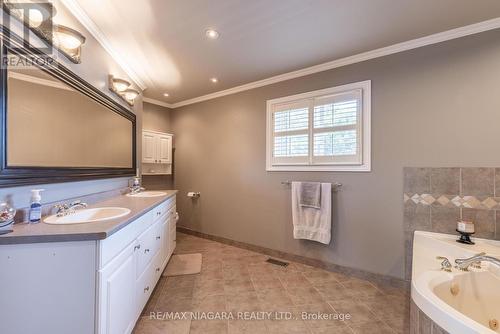 3 Brock Street, Thorold, ON - Indoor Photo Showing Bathroom