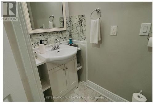 700 Cannon Street E, Hamilton, ON - Indoor Photo Showing Bathroom