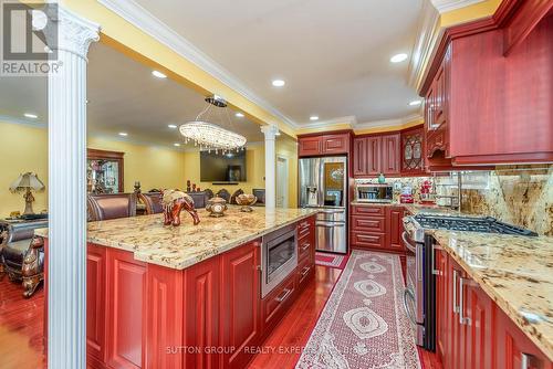 7074 Magic Court, Mississauga, ON - Indoor Photo Showing Kitchen With Upgraded Kitchen