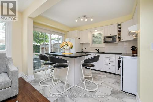 35 - 18 Hartnell Square, Brampton, ON - Indoor Photo Showing Kitchen
