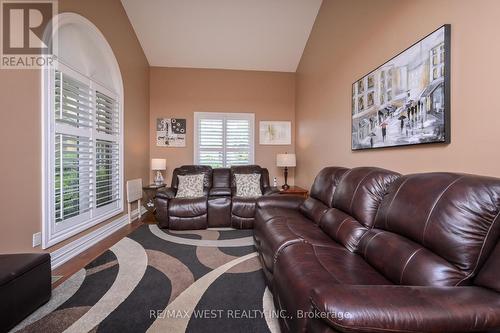 35 - 18 Hartnell Square, Brampton, ON - Indoor Photo Showing Living Room