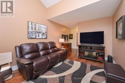 35 - 18 Hartnell Square, Brampton, ON - Indoor Photo Showing Living Room