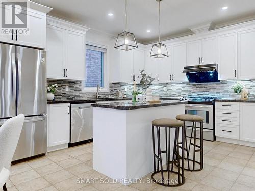 2378 Blue Holly Crescent, Oakville, ON - Indoor Photo Showing Kitchen With Upgraded Kitchen