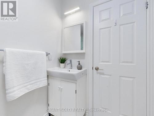 2378 Blue Holly Crescent, Oakville, ON - Indoor Photo Showing Bathroom