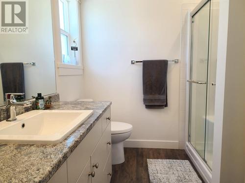 1029 10Th Avenue, Vernon, BC - Indoor Photo Showing Bathroom