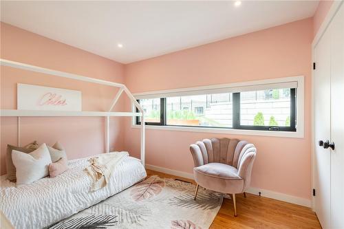 98 Mansfield Drive, Hamilton, ON - Indoor Photo Showing Bedroom