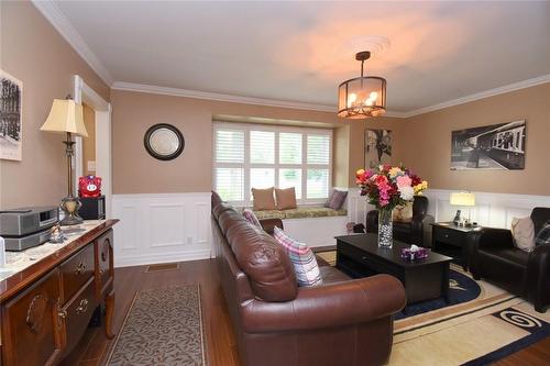 5318 Jepson Street, Niagara Falls, ON - Indoor Photo Showing Living Room