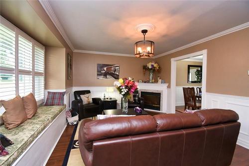 5318 Jepson Street, Niagara Falls, ON - Indoor Photo Showing Living Room With Fireplace