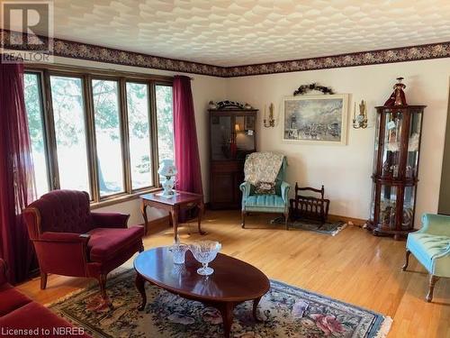 750 Hwy 94, Corbeil, ON - Indoor Photo Showing Living Room