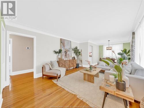 915 Villaire, Windsor, ON - Indoor Photo Showing Living Room