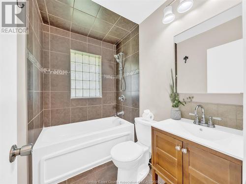 915 Villaire, Windsor, ON - Indoor Photo Showing Bathroom