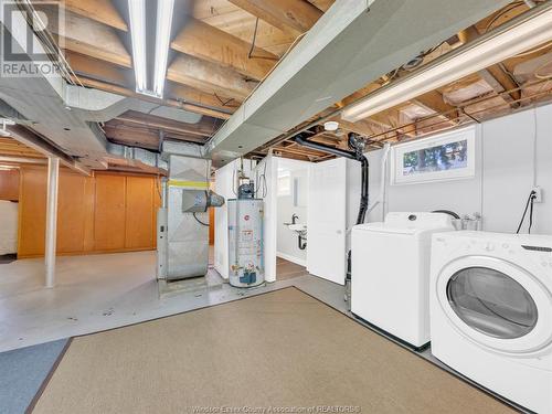 915 Villaire, Windsor, ON - Indoor Photo Showing Laundry Room