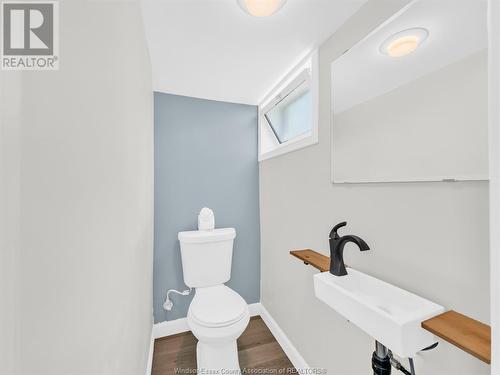 915 Villaire, Windsor, ON - Indoor Photo Showing Bathroom