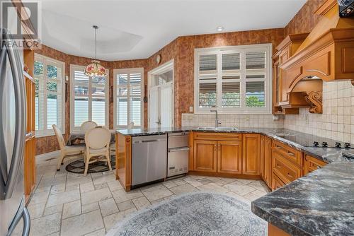 490 Shoreview, Windsor, ON - Indoor Photo Showing Kitchen