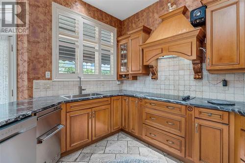 490 Shoreview, Windsor, ON - Indoor Photo Showing Kitchen