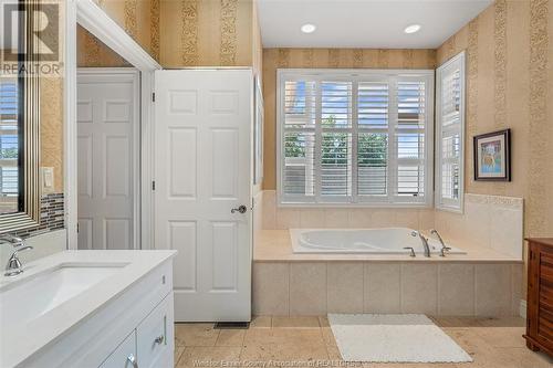 490 Shoreview, Windsor, ON - Indoor Photo Showing Bathroom