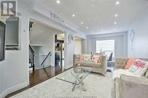 1000 Peach Blossom Crescent, Windsor, ON - Indoor Photo Showing Living Room