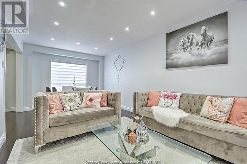 1000 Peach Blossom Crescent, Windsor, ON - Indoor Photo Showing Living Room