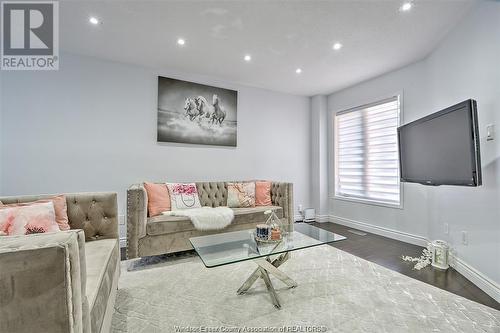 1000 Peach Blossom Crescent, Windsor, ON - Indoor Photo Showing Living Room