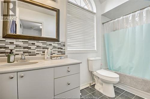 1000 Peach Blossom Crescent, Windsor, ON - Indoor Photo Showing Bathroom