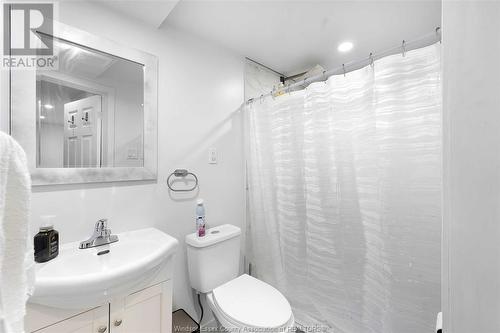 1000 Peach Blossom Crescent, Windsor, ON - Indoor Photo Showing Bathroom