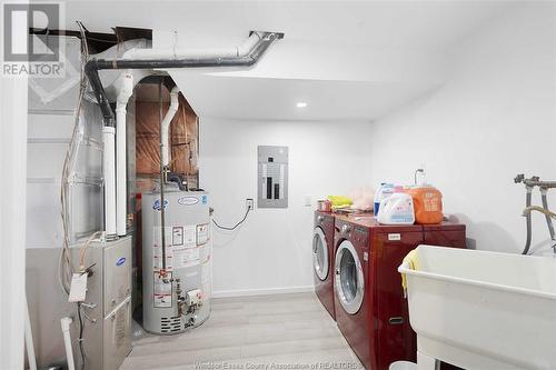 1000 Peach Blossom Crescent, Windsor, ON - Indoor Photo Showing Laundry Room