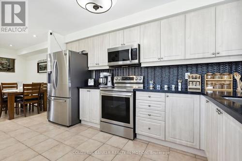 3262 Redpath Circle, Mississauga, ON - Indoor Photo Showing Kitchen With Upgraded Kitchen