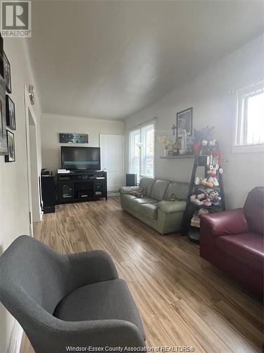 943 Lauzon Road, Windsor, ON - Indoor Photo Showing Living Room