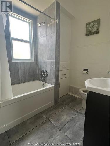943 Lauzon Road, Windsor, ON - Indoor Photo Showing Bathroom